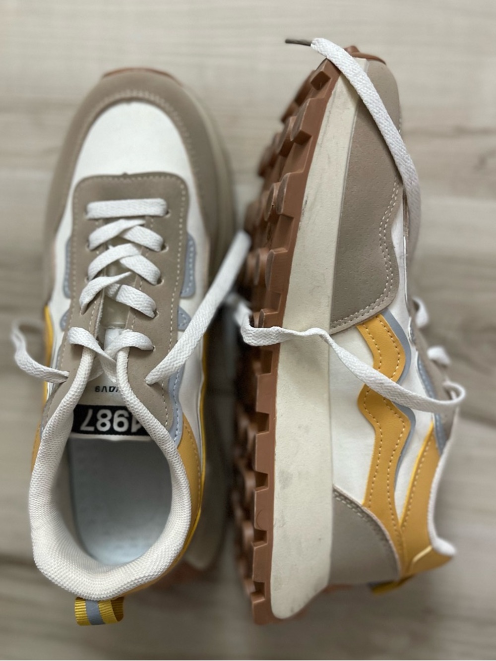 Casual Retro Runner Sneakers in Beige, White & Mustard